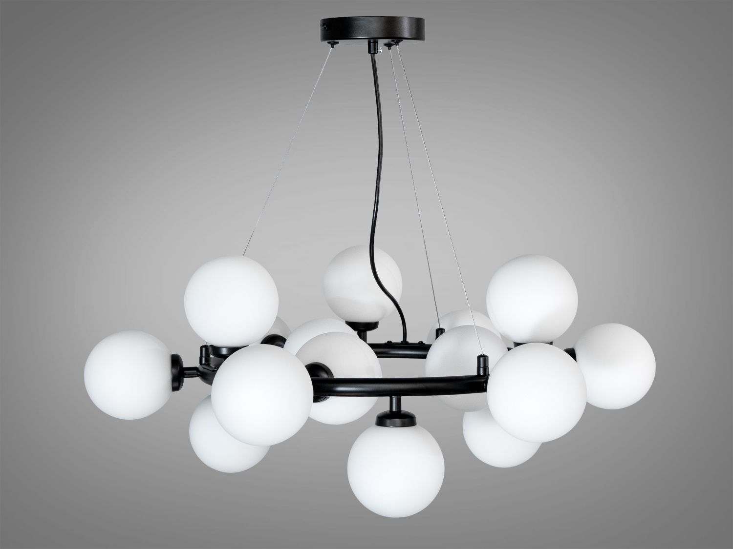 Підвісний світильник з білими кулями, що підходить для кухні. Виготовлений з металу і скла, має сучасний дизайн з акцентом на простоту.