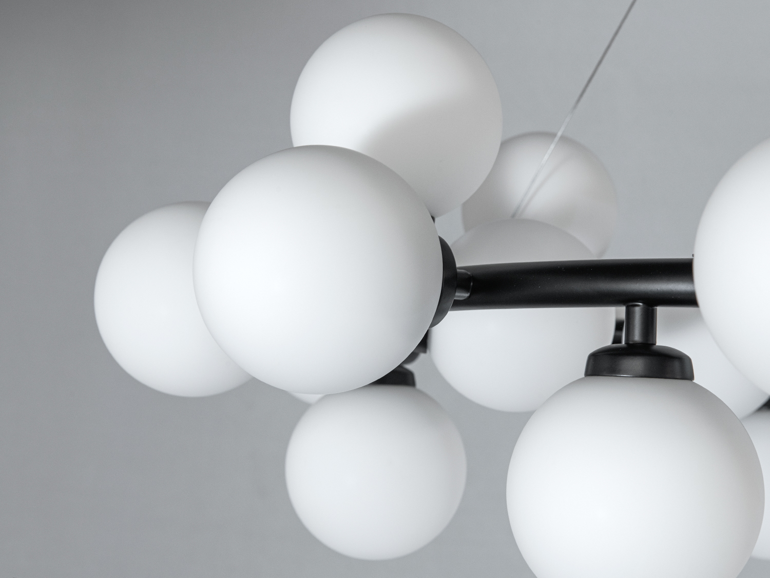 Деталь люстри: білий матовий абажур на круглій основі. Підходить для створення затишної атмосфери.