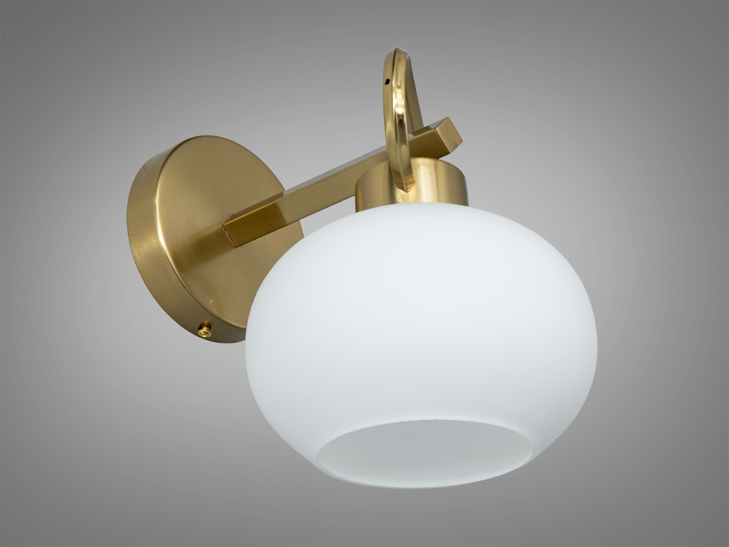 Світильник настінний з круглим матовим плафоном і латунною основою, ідеальний для затишних кімнат.