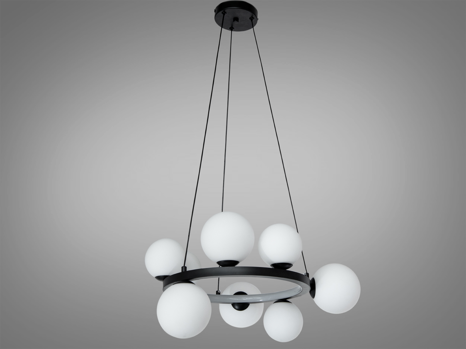 Підвісна люстра з білими скляними кулями на чорному каркасі, підходить для монтажу в сучасних вітальнях з високими стелями.