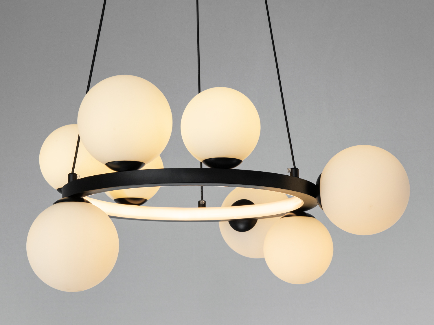 Підвісна люстра Loft, чорна, 8 матових плафонів на круглому каркасі. М’яке розсіяне світло для вітальні, їдальні чи студії з сучасним інтер’єром.