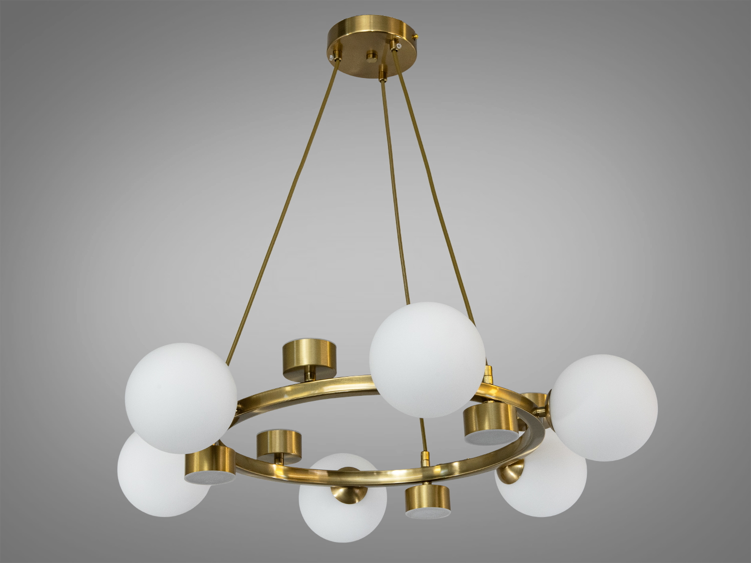 Люстра з шістьма круглими плафонами з матового скла на металевому каркасі. Підходить для сучасних інтер′єрів.