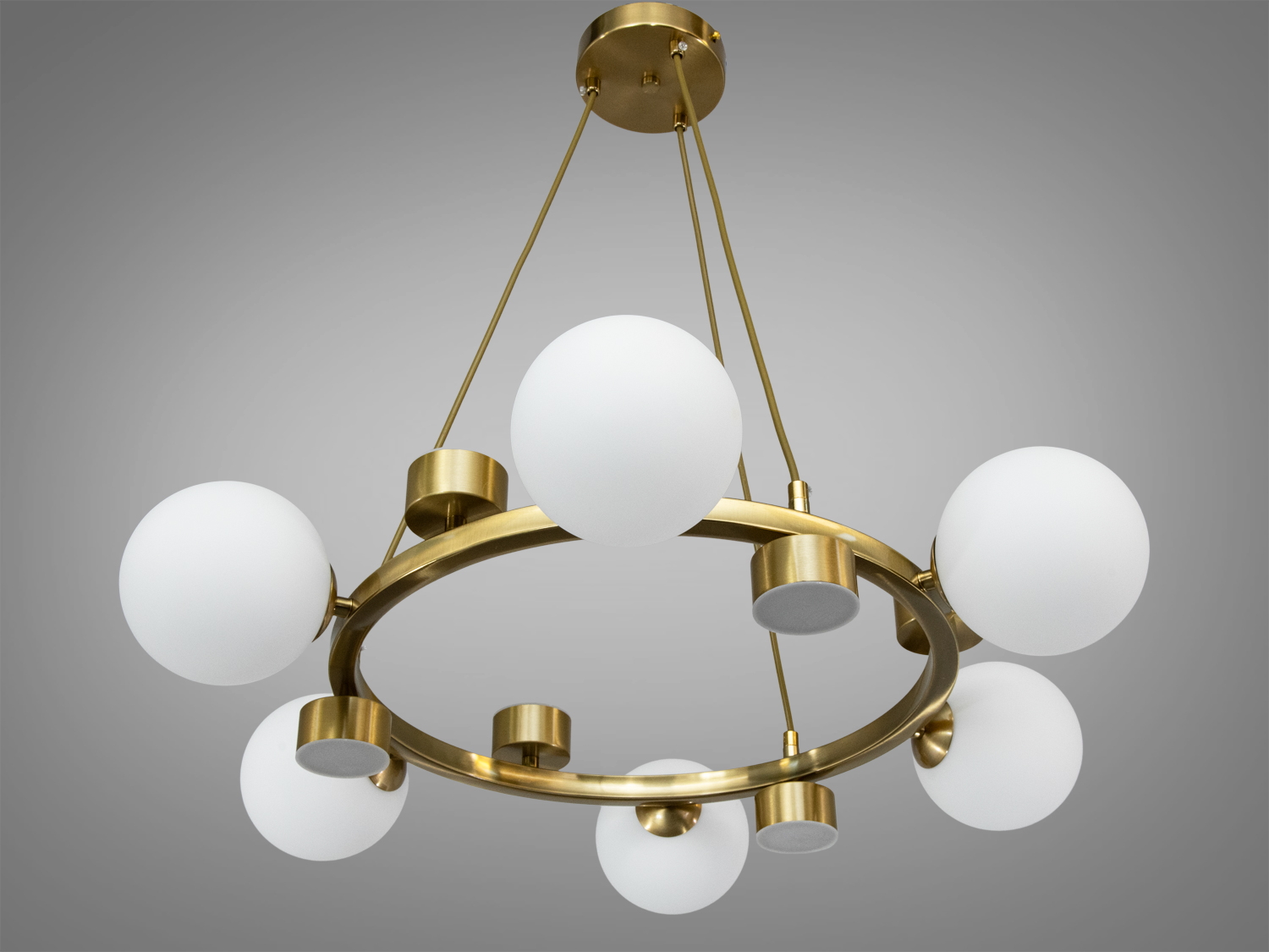 Підвісна люстра з металевим кільцем і шістьма матовими плафонами. Ідеальна для вітальні.