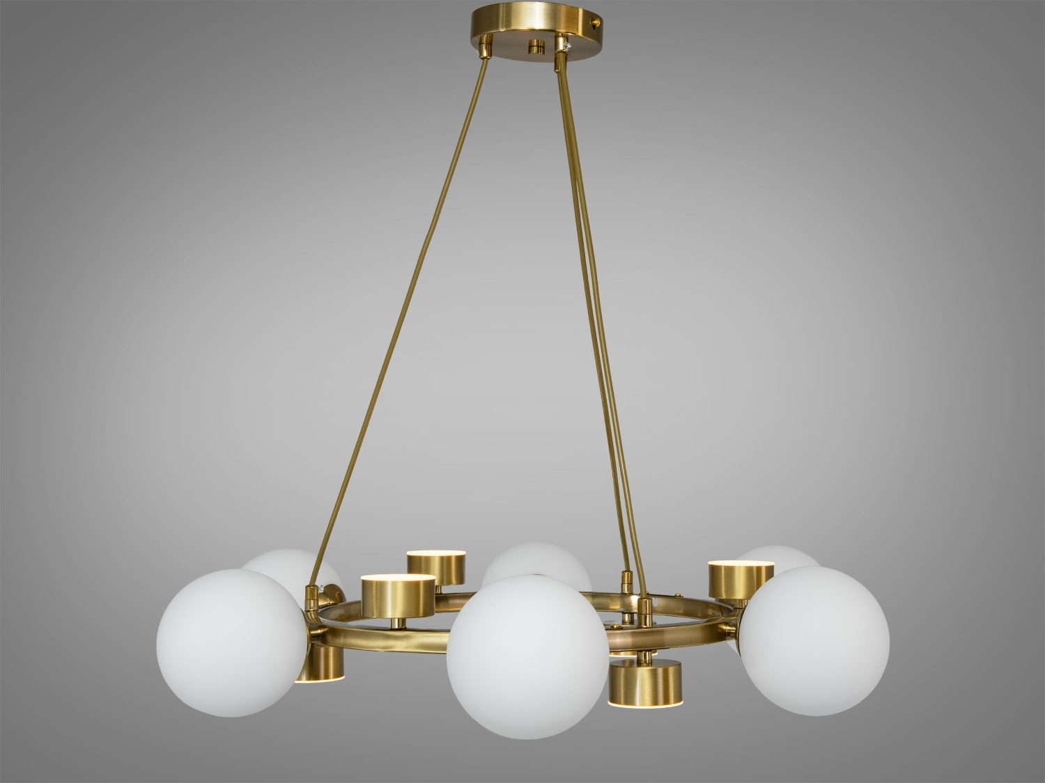 Сучасна люстра з шістьма матовими кулями та латунним каркасом. Встановлюється на стелю.