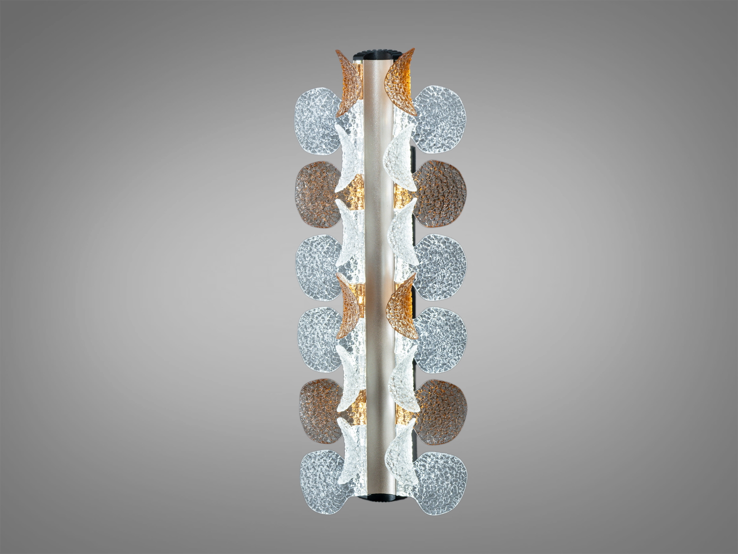 Вертикальний світильник з металевою основою і акриловими пелюстками, що підходить для сучасного інтер′єру.