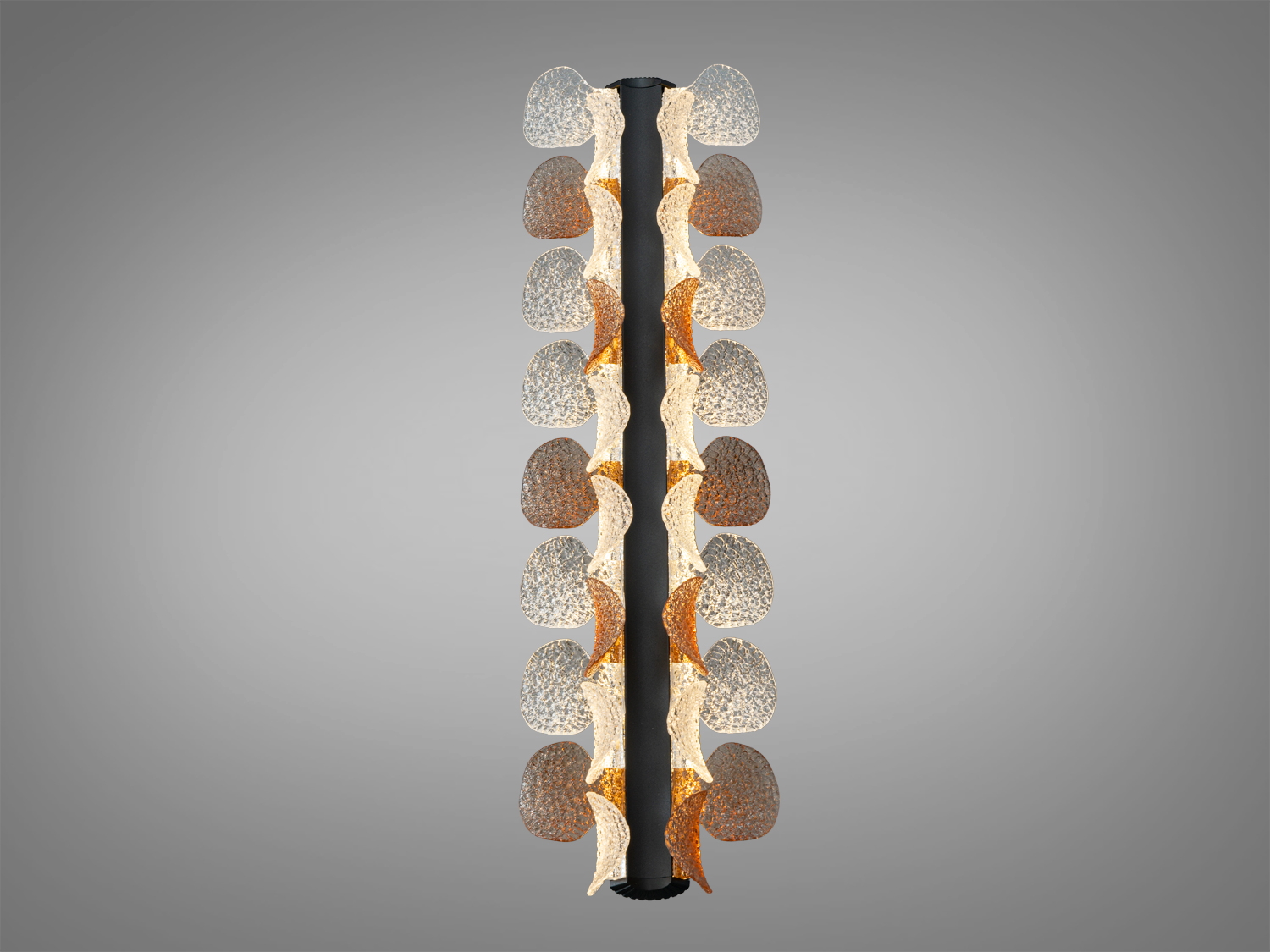 Вертикальний світильник з елементами у формі листя, виготовленими з текстурованого акрилу. Ідеальний для декоративного освітлення вітальні.