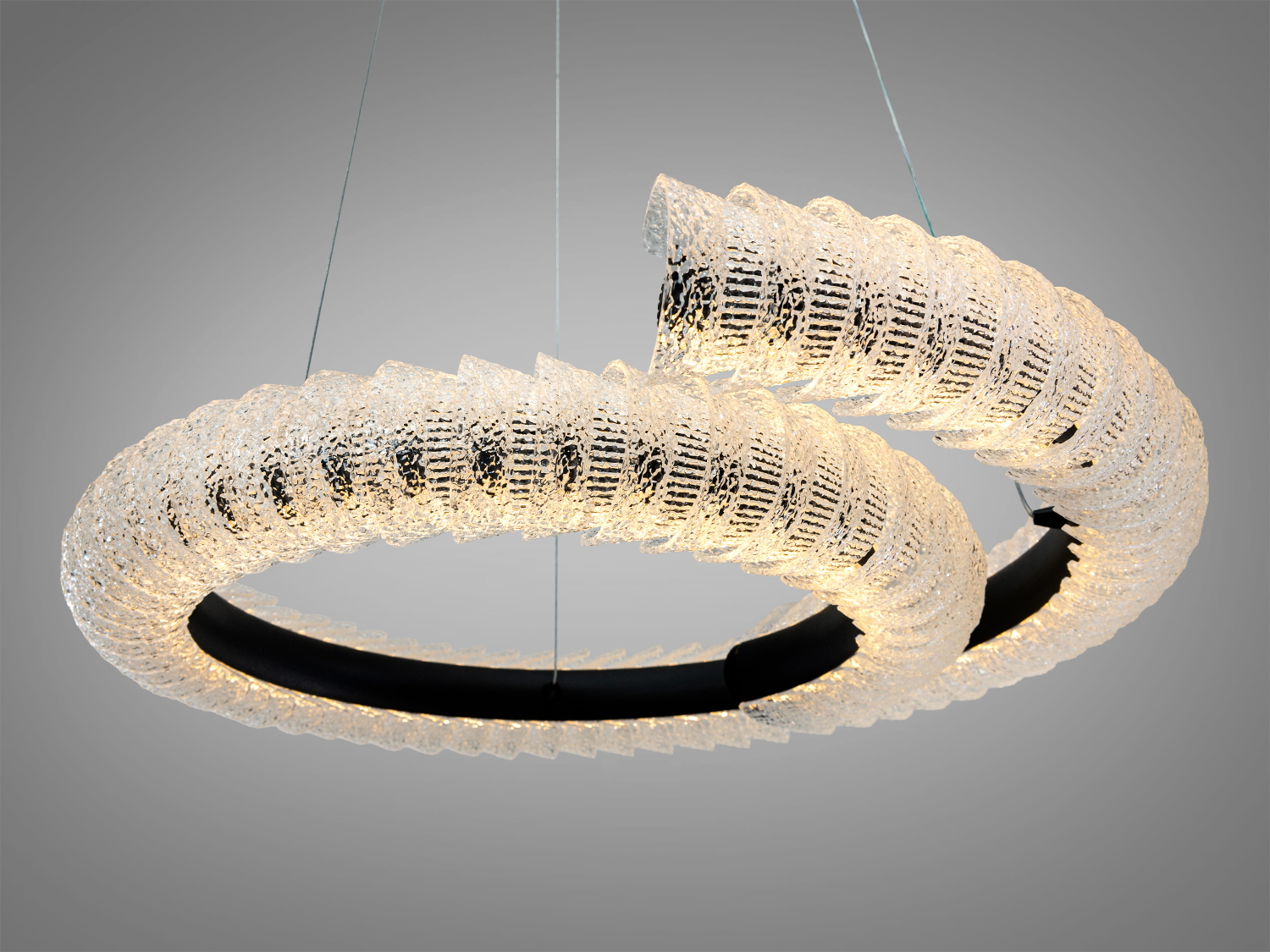 Підвісний світильник зі спіральним дизайном, виготовлений з прозорого акрилу, підходить для сучасного інтер′єру.