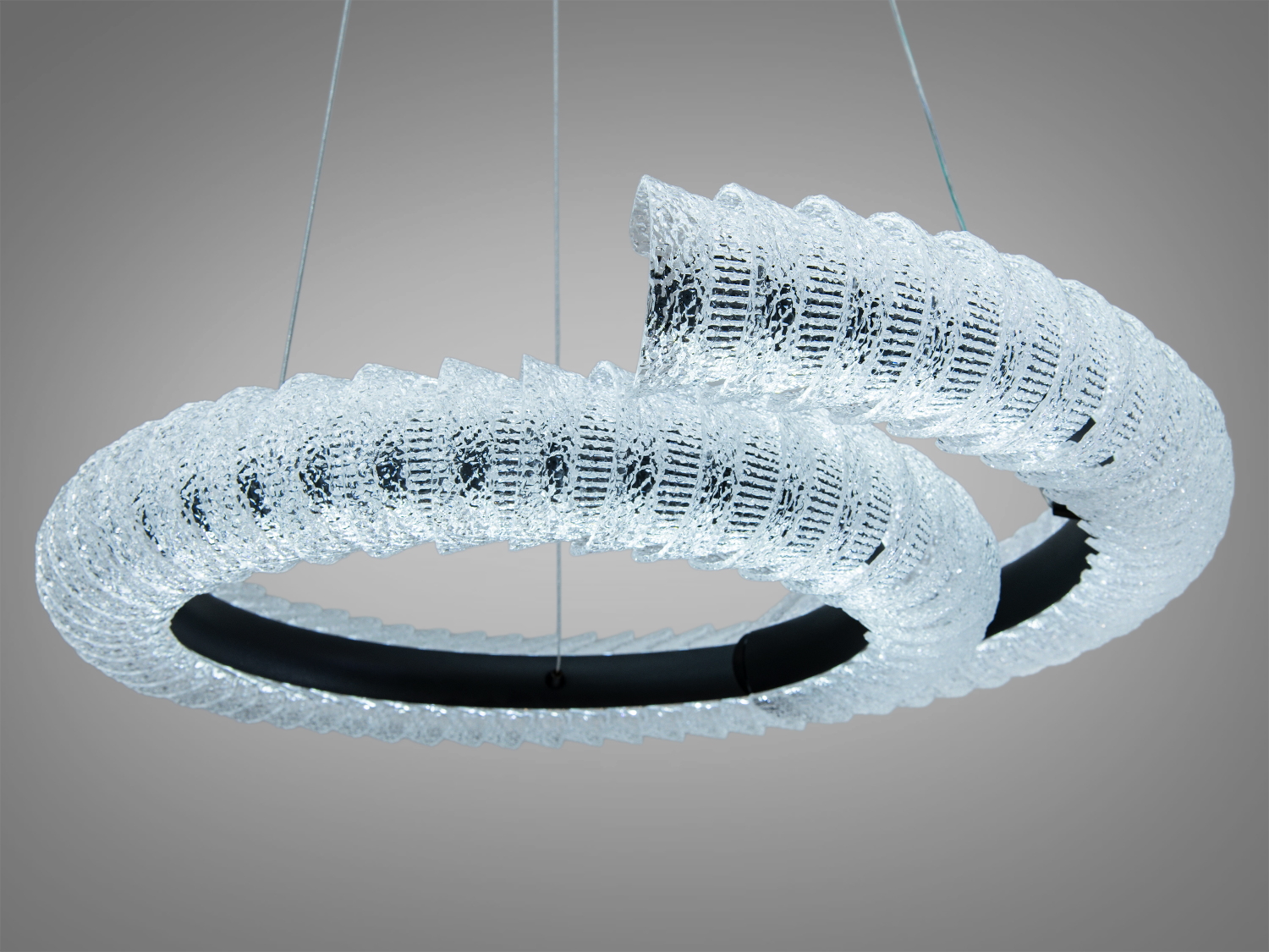 Світильник у формі спіралі, виготовлений з прозорого акрилу, підвісний монтаж, холодне біле світло.