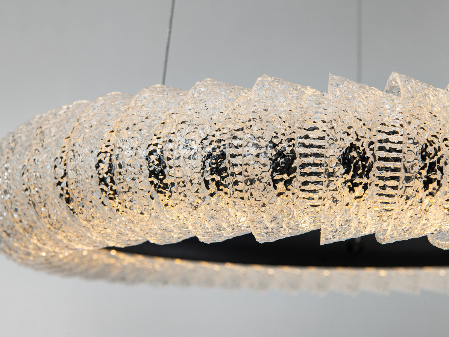 Підвісна світлодіодна люстра чорна 85Вт пульт 15м²