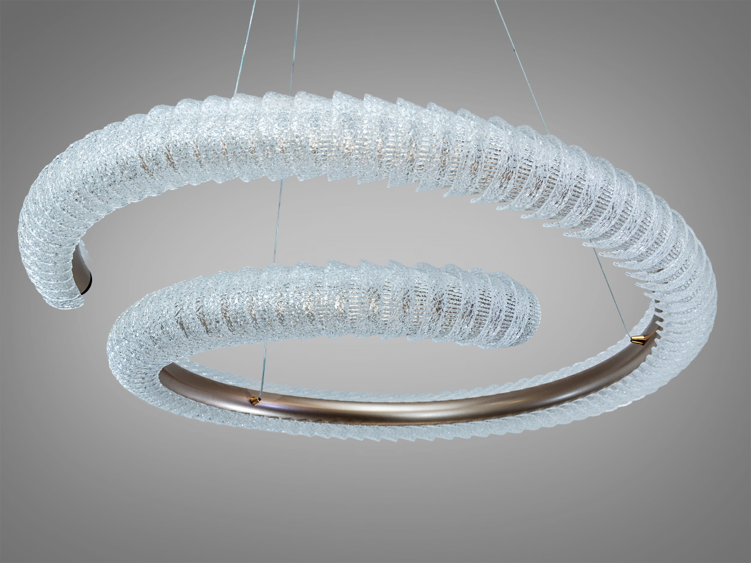 Стильна спіральна люстра з акрилу, що підвішується на тонких тросах. Ідеально підходить для сучасного декору.