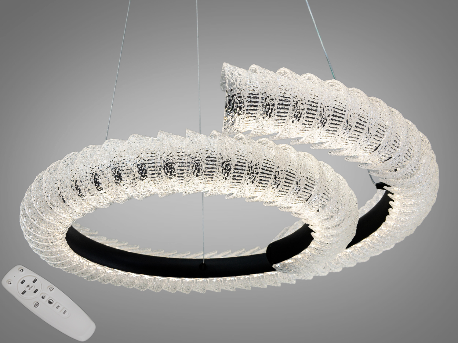 Підвісна LED люстра 85Вт у чорному кольорі з пультом. 4675 лм для кімнат до 15 м². Три режими 3200К/4100К/6500К. Метал і прозорий акрил. Керування пультом і настінним вимикачем.