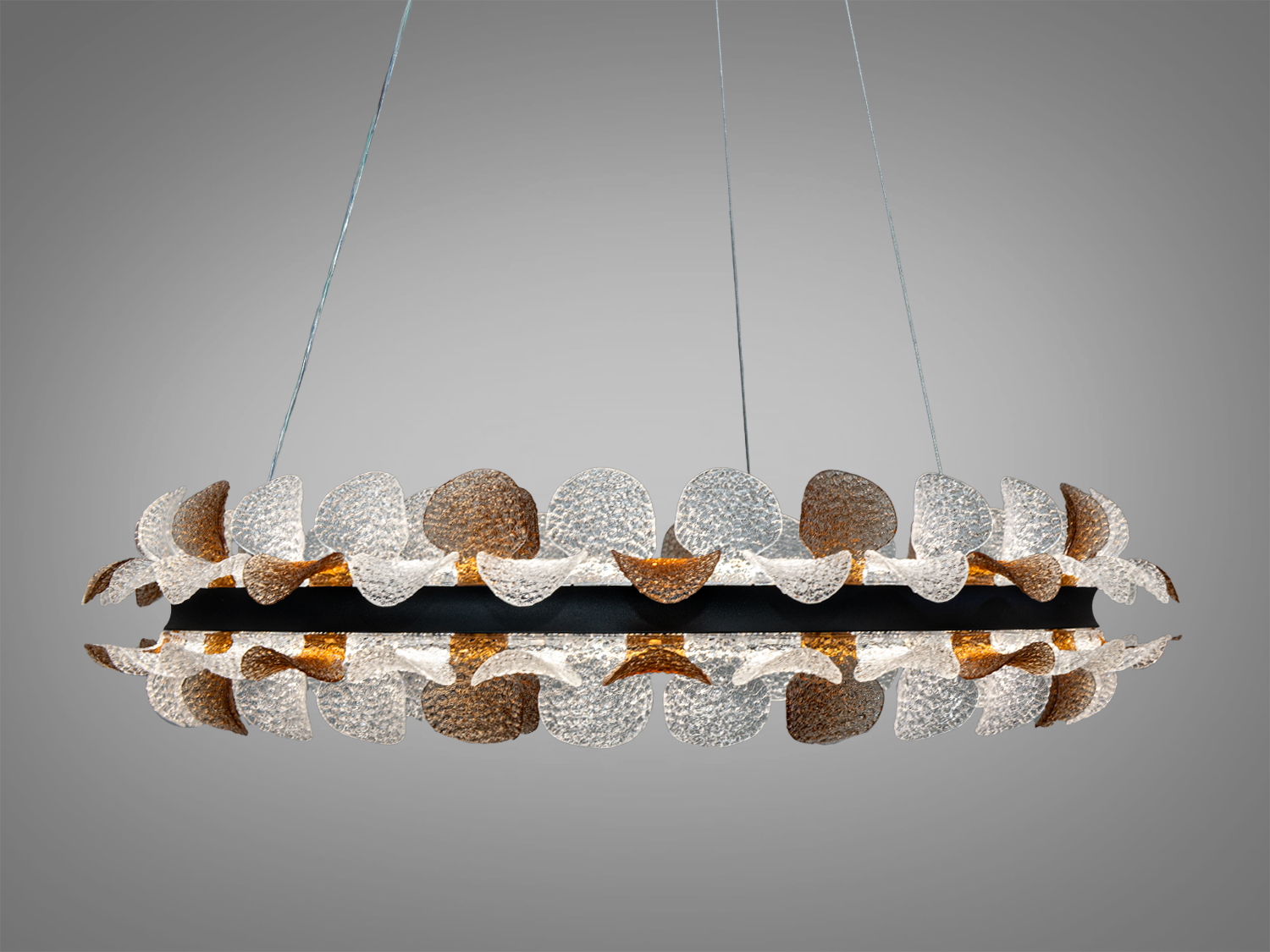 Сучасний світильник з металевим закручуванням, прикрашений текстурованими акриловими листками, підходить для стильного інтер′єру.