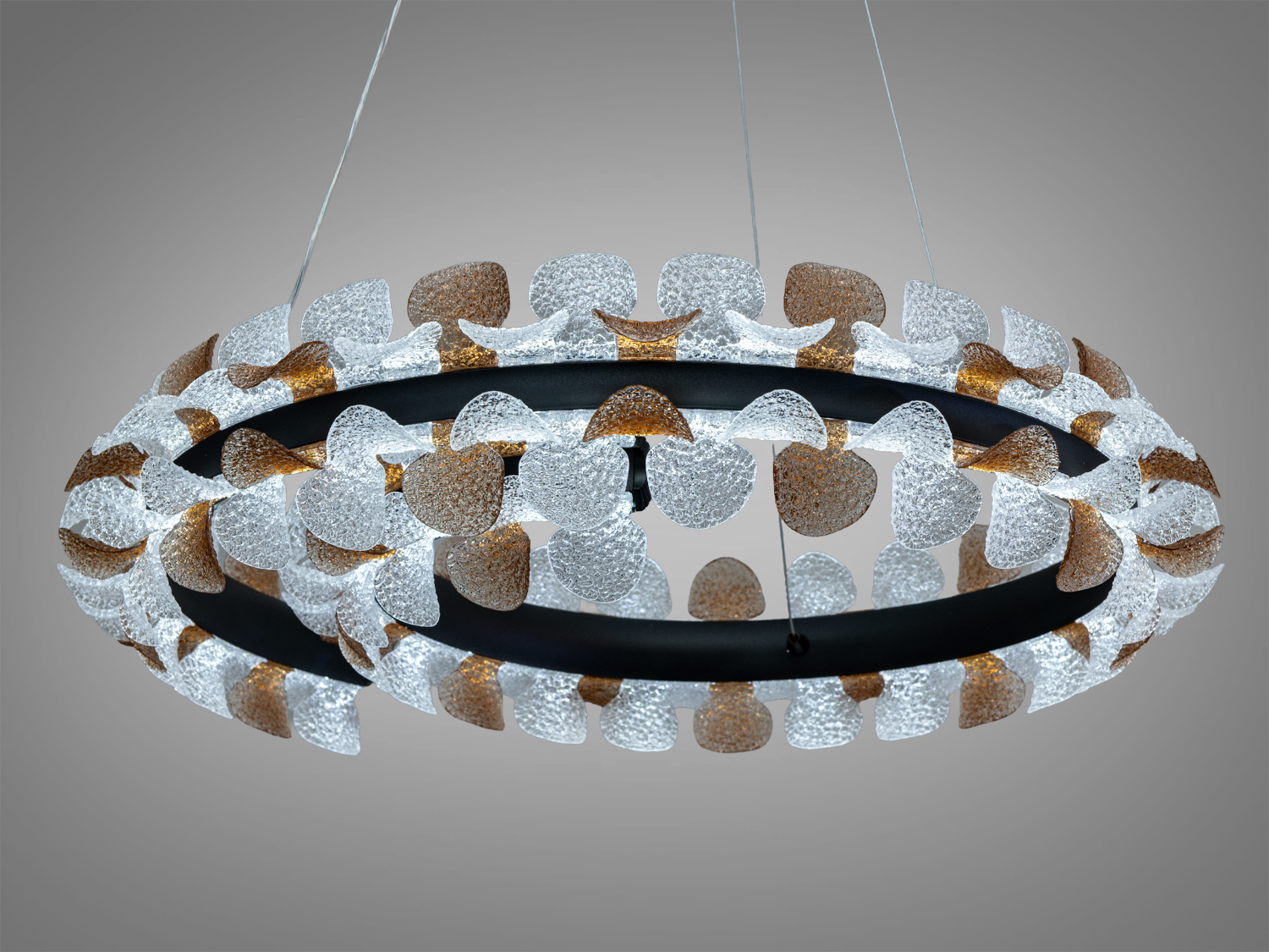 Декоративний світильник з оригінальним дизайном, що складається з чорної металевої спіралі, ідеальний для вітальні.