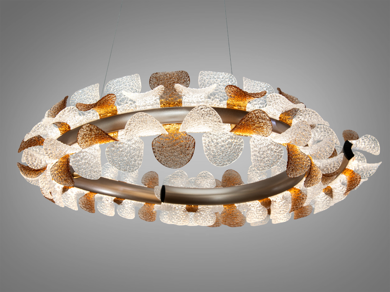Світильник з декоративними акриловими елементами у вигляді листя, з підвісним монтажем, забезпечує м′яке розсіяне світло.