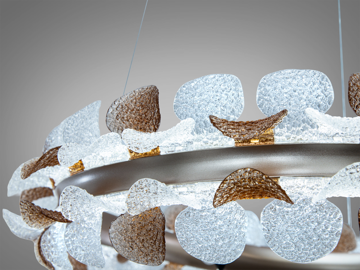 Крупний план декоративних елементів світильника, виготовлених з текстурованого акрилу, додає унікальності дизайну.