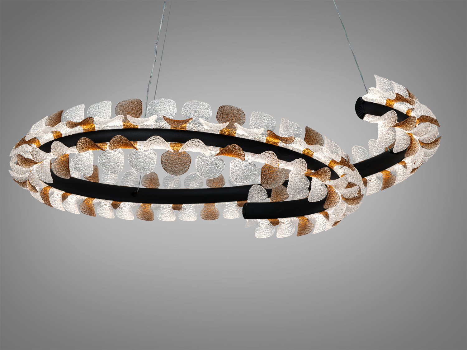 Підвісний світильник з завитком, декоративні елементи, що імітують листя, підходить для просторих приміщень.