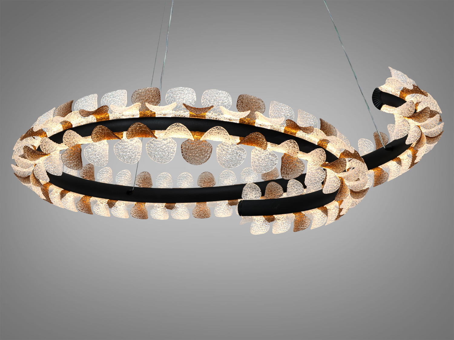 Підвісний світильник з завитком, декоративні елементи у вигляді листя, створює затишну атмосферу в кімнаті.