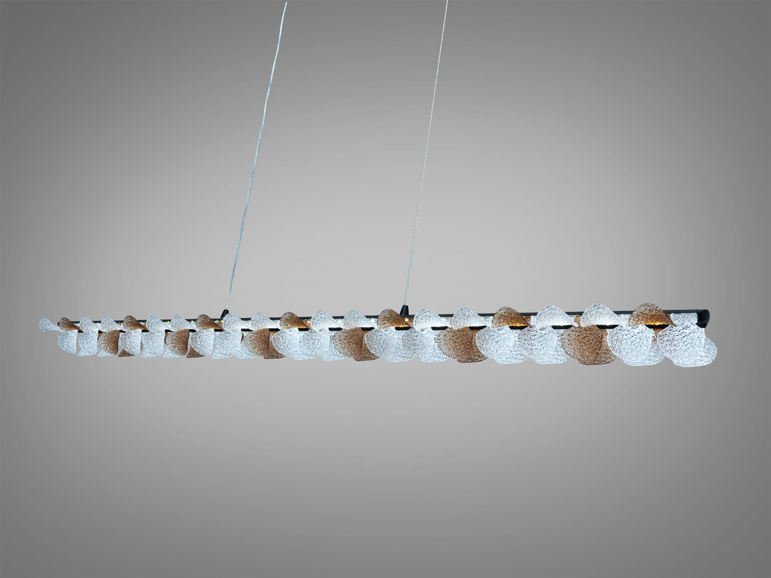 Підвісний світильник з хвилястим дизайном, прикрашений текстурованими акриловими елементами. Підходить для монтажу в сучасних приміщеннях.