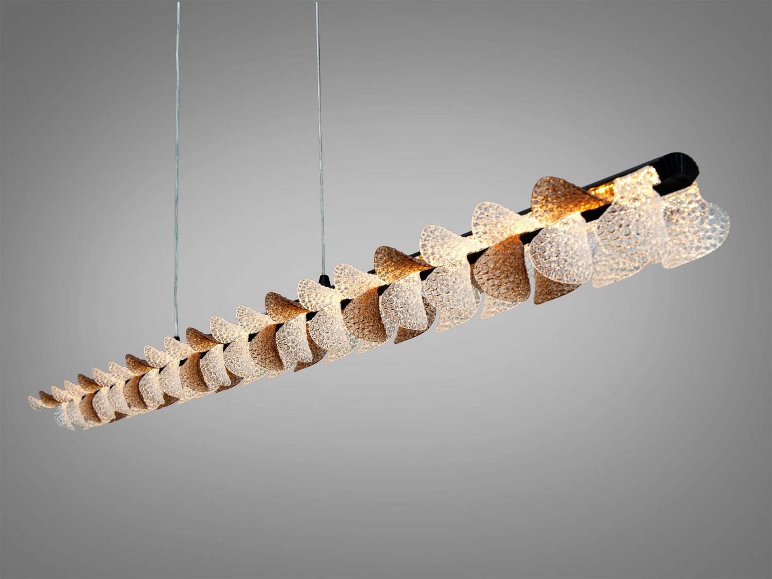 Підвісний світильник хвилястої форми, з текстурованими акриловими елементами, що створюють м′яке освітлення. Ідеальний для сучасного інтер′єру.