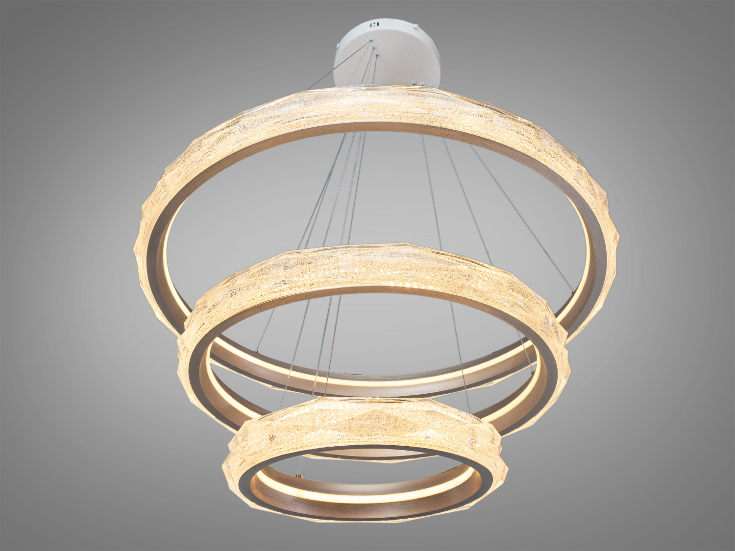 Підвісний світильник з трьома кільцями, що створюють м′яке розсіяне світло. Ідеально підходить для вітальні або офісу.