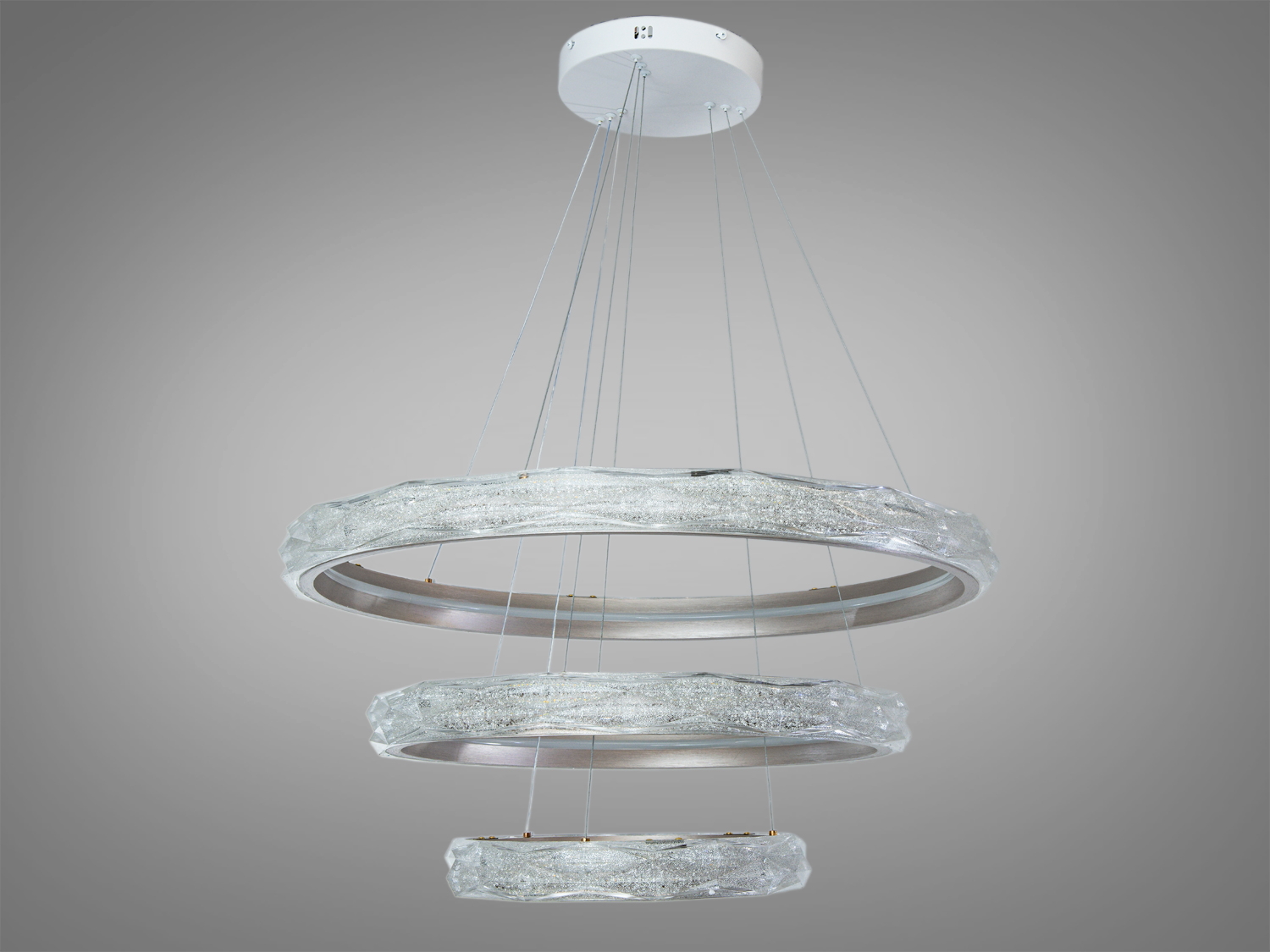 Підвісний світильник з трьома кільцями, що підвішені на тонких дротах. Підходить для високих стель.