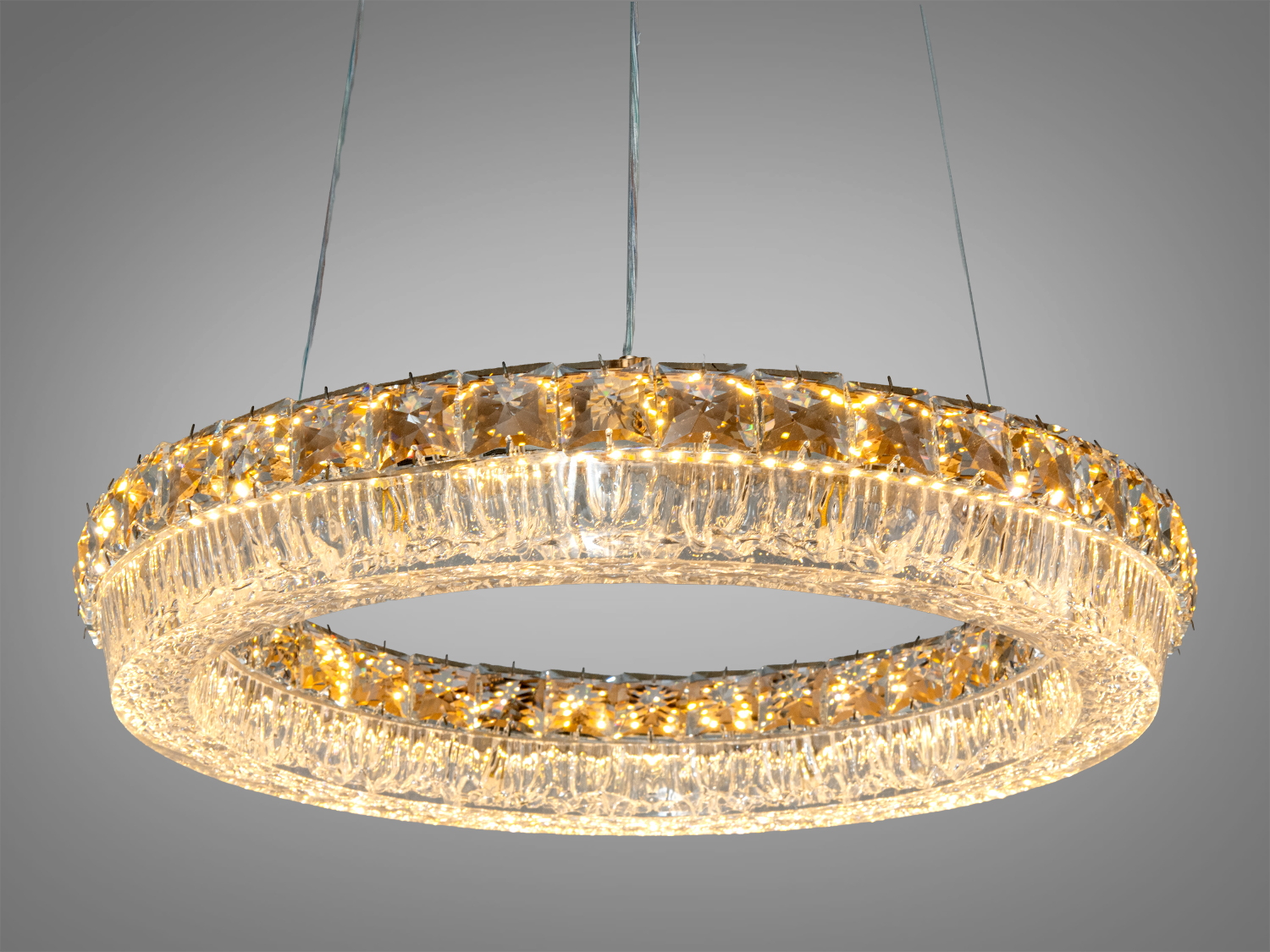 Підвісна люстра з акриловими вставками, що випромінює тепле світло, ідеальна для затишної атмосфери.