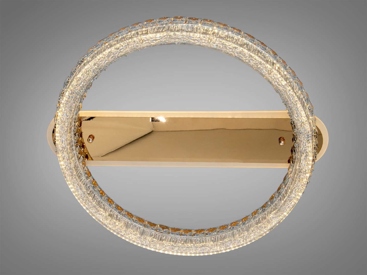 Круглий світильник з золотавою основою, підходить для стельового монтажу, забезпечує рівномірне освітлення приміщення.