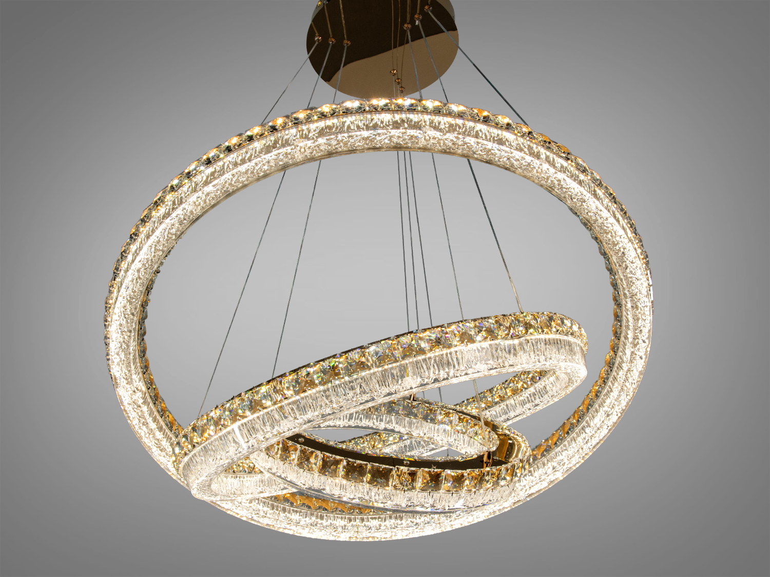 Світлодіодна люстра з теплим білим світлом, три акрилові кільця. Підходить для затишних інтер′єрів.