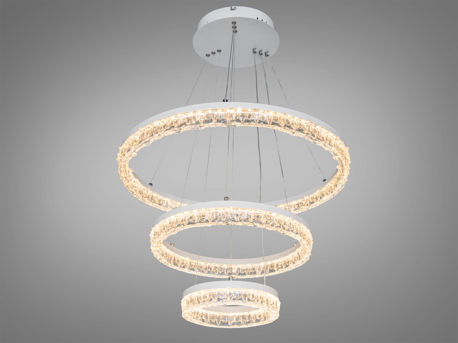 Підвісна люстра з трьома круглими кільцями, тепле біле світло, підходить для затишного інтер′єру спальні.