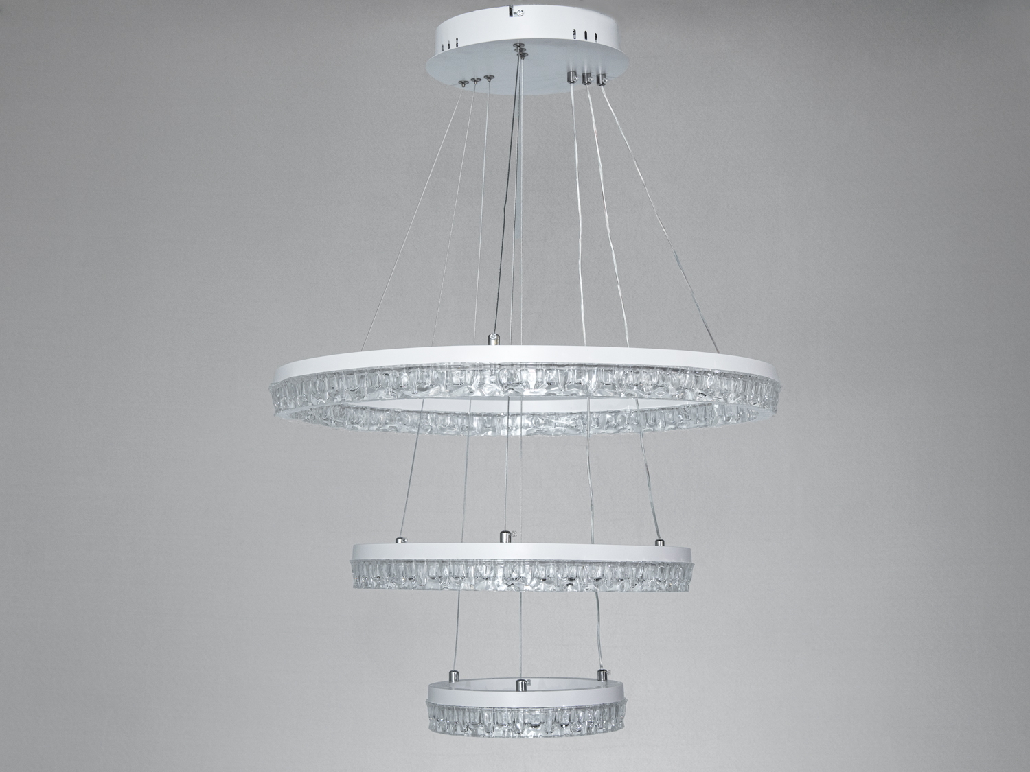 Підвісна люстра з трьома кільцями, прозорі кристали, металевий корпус, підходить для сучасного офісу.