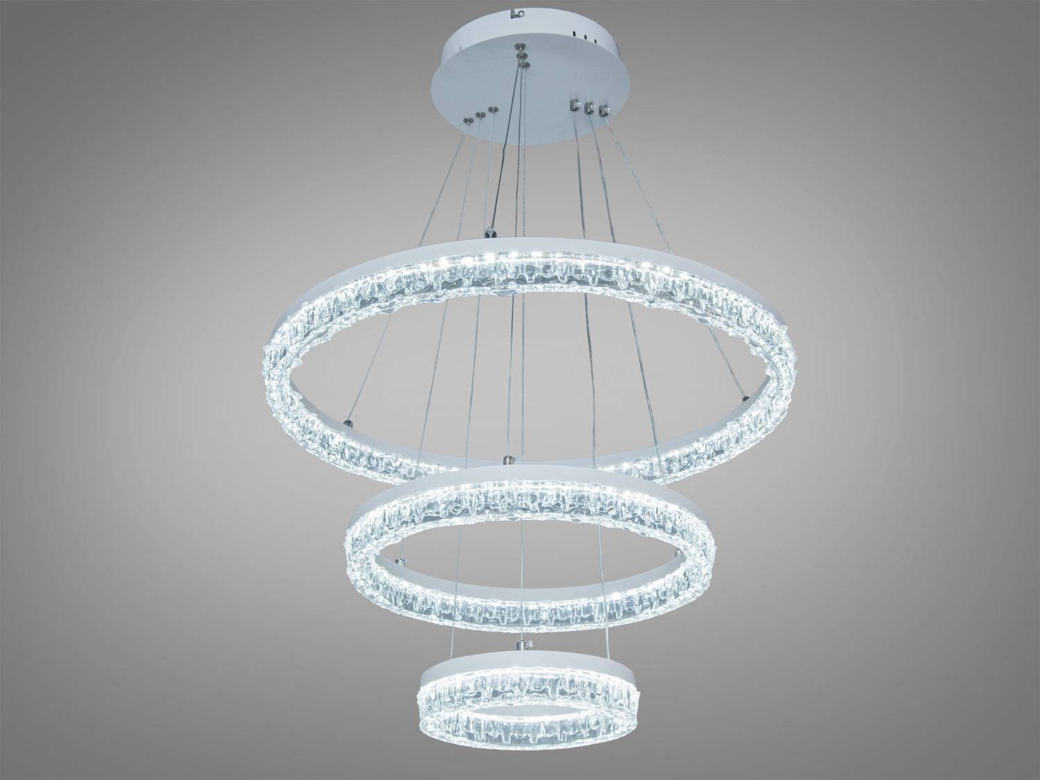 Підвісна LED‑люстра Diasha MD78200: 3 кільця, білий корпус, ~105 Вт для кімнат до 18 м². Базове біле світло і кольорова підсвітка. У цій комплектації пульт не передбачено.