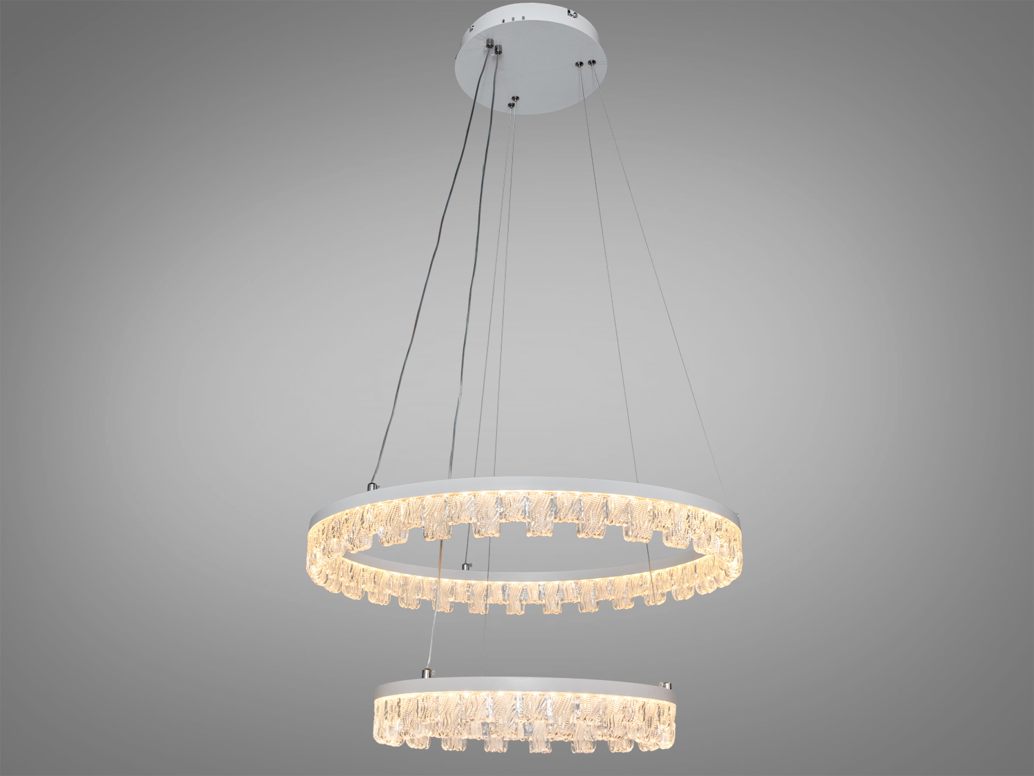 Декоративна люстра з теплим світлом, два кільця з кришталевими підвісками, створює затишну атмосферу в приміщенні, підвісний монтаж.