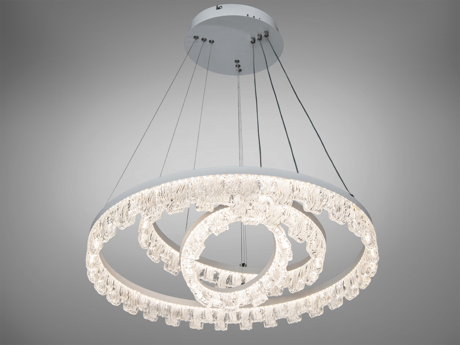Світлодіодна підвісна люстра Diasha: білий корпус, 3 кільця, 105 Вт, для кімнат до 18 м². Без пульта, регулювання підвісів під час монтажу, кришталевий ефект.