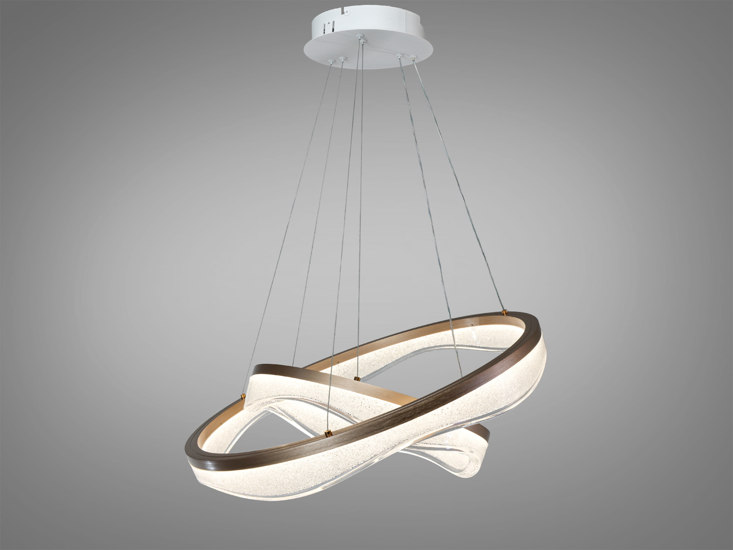 Світлодіодна люстра з трьома акриловими кільцями, тепле освітлення, хвилясті краї, підходить для монтажу на високій стелі, додає затишку в приміщенні.