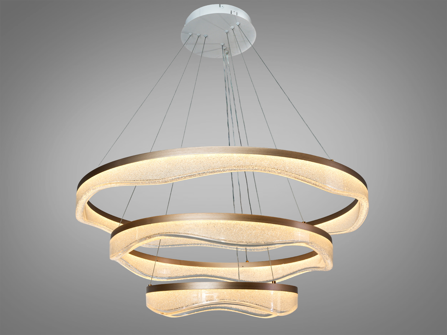 Світлодіодна люстра з трьома акриловими кільцями, тепле освітлення, хвилясті краї, підходить для монтажу на високій стелі, додає затишку в приміщенні.