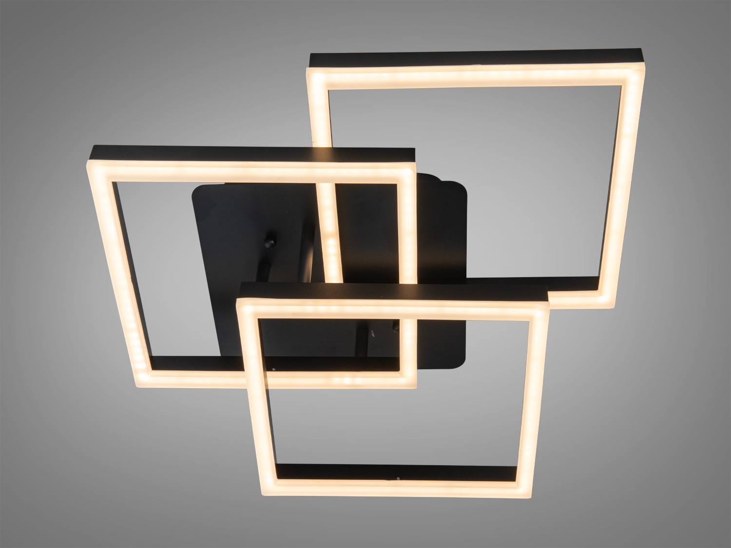 Світильник з трьома квадратними рамками, що випромінюють холодне біле світло, підходить для сучасних інтер′єрів з акцентом на стиль.