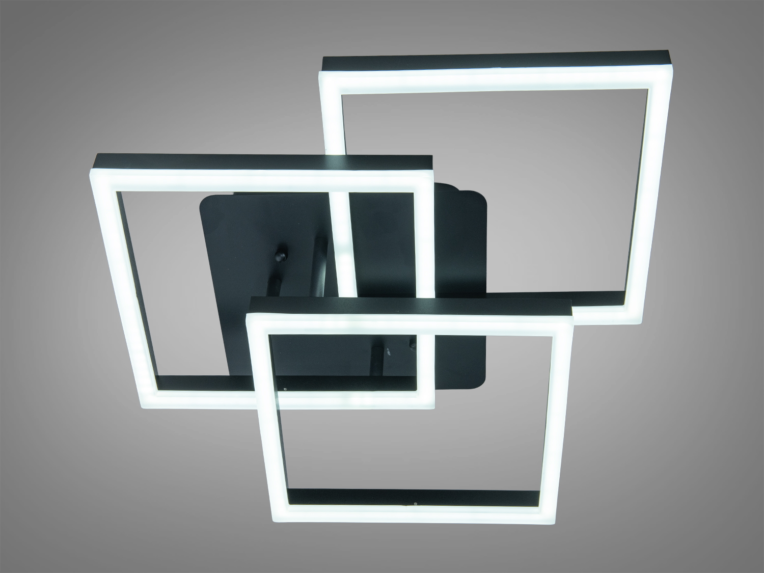 Чорна стельова LED люстра Diasha з 3 квадратними рамками та акриловим розсіювачем. Низький профіль, накладний монтаж, керування від настінного вимикача.