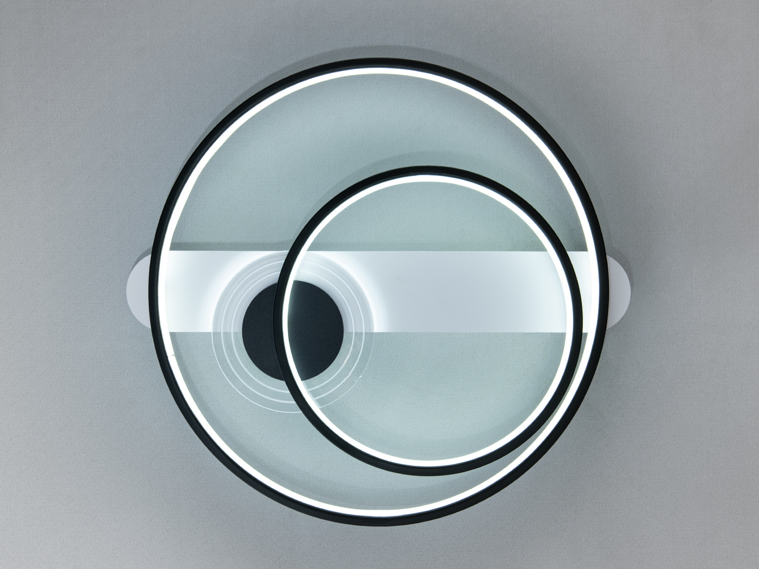 Стельовий світильник з чорними кільцями, що світяться, на сірому фоні. Ідеальний для мінімалістичних просторів.