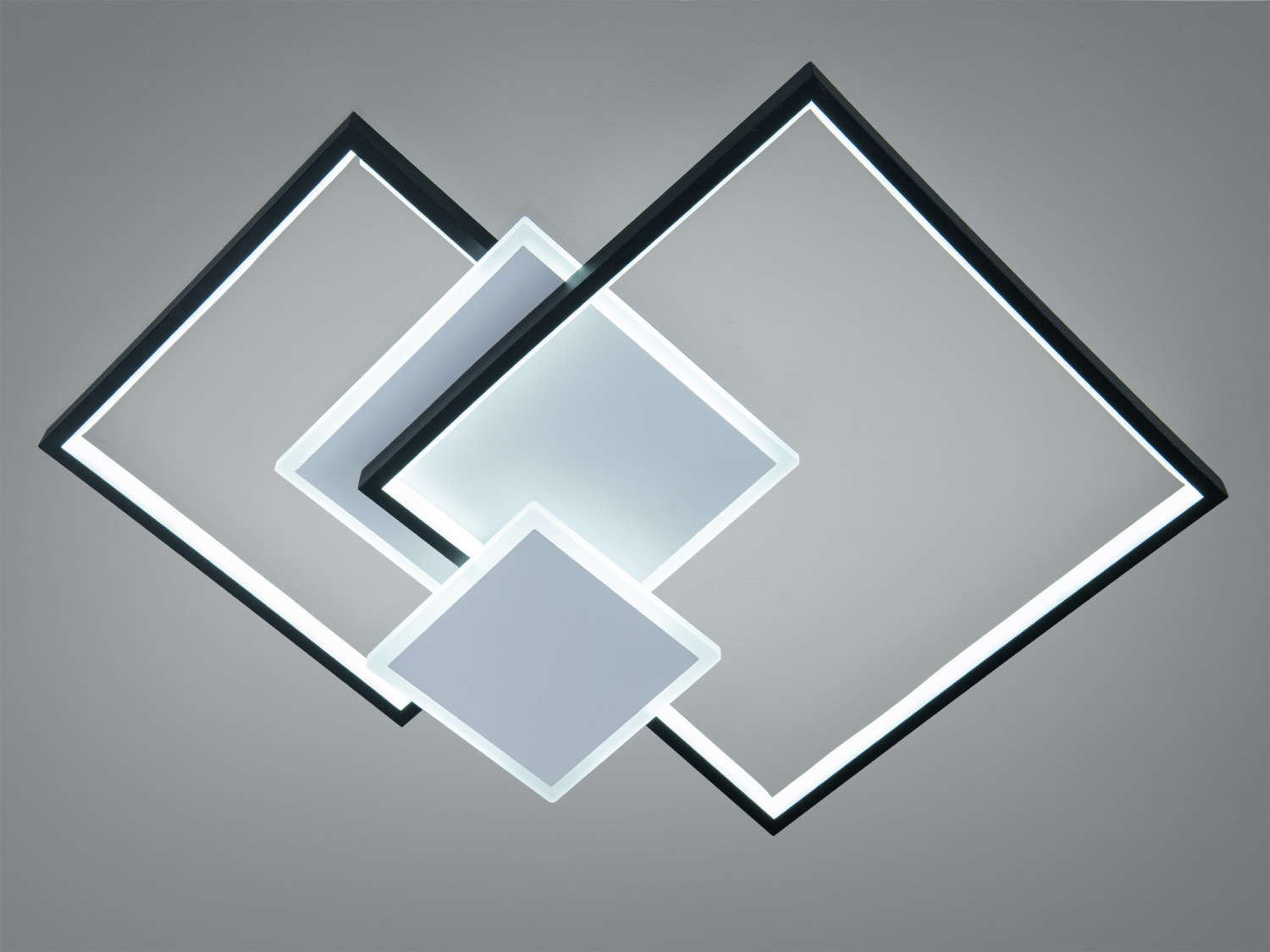 Світильник з трьома квадратними панелями, що перекриваються, з чорними рамками. Призначений для сучасних інтер′єрів.