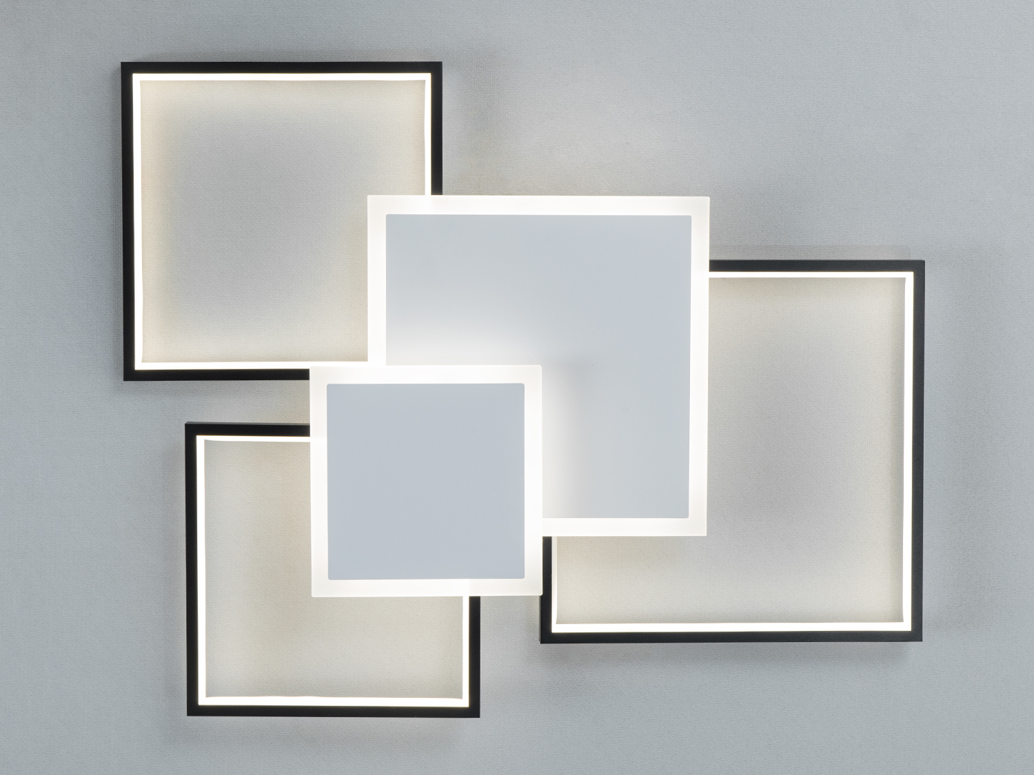 Настінний світильник із чотирма квадратними панелями різного розміру. Підходить для сучасного інтер′єру, з рівномірним розподілом світла.