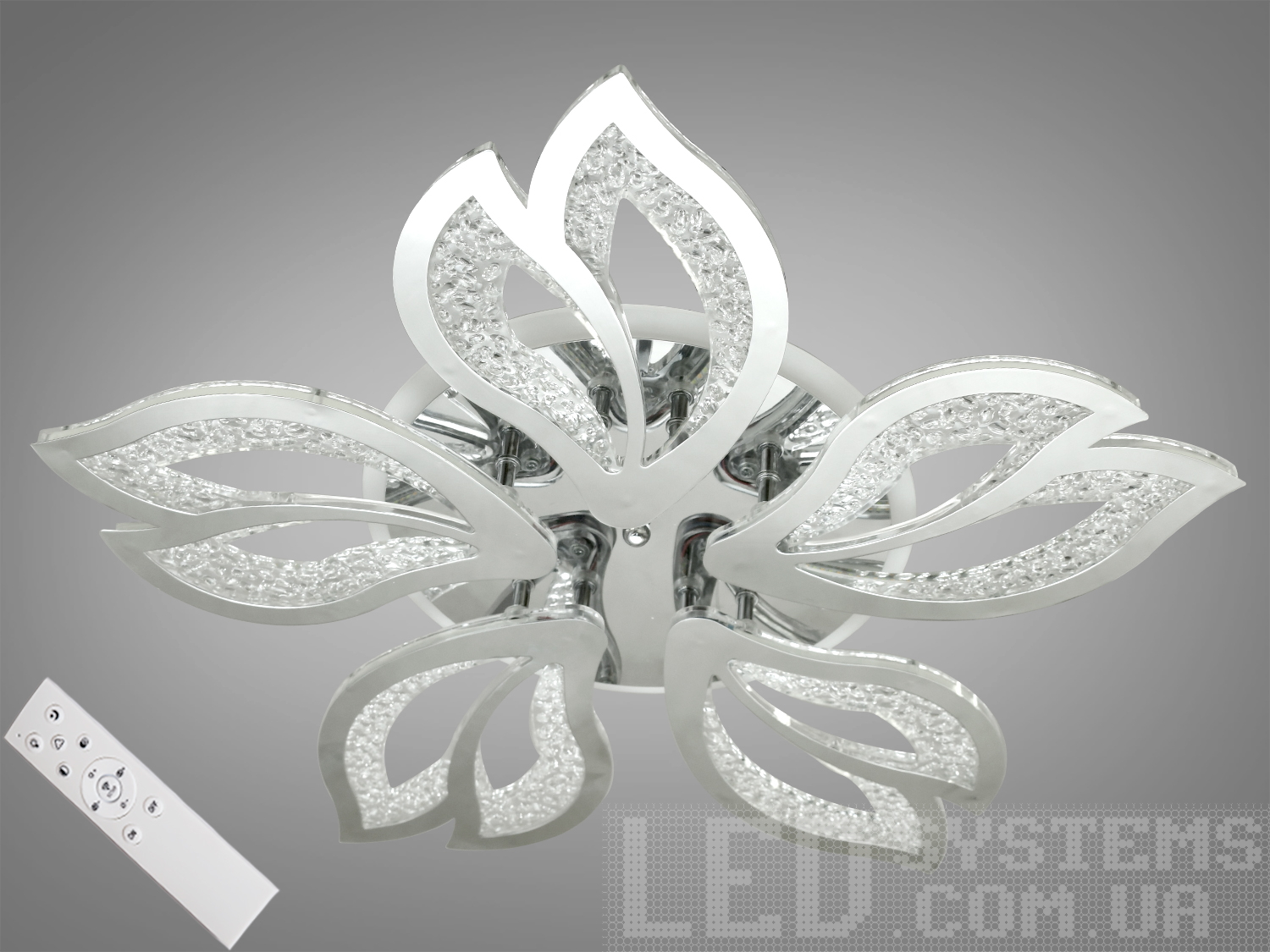 Сяюча витонченістю, ця стельова світлодіодна люстра з диммером є поезією світла, яка грає з простором та зорями небесної височини. Її листоподібні плафони з прозорого акрилу, вкраплені ніжними бульбашками, наче росинки на ранковому листі, розсіюють світло в танці відблисків і тіней на стелі. Це не просто люстра, це витвір мистецтва, що здатний розмовляти з душею приміщення, запрошувати мрії та уяву на бенкет світла.
Коли світло пронизує ці плафони, воно не просто освітлює кімнату &ndash; воно оживляє її, робить її частиною чогось більшого, неосяжного. Здатність люстри приглушувати світло до м'якого сяйва нічника створює ефект місячного світла, що пробивається крізь лісову галявину, заспокоюючи і водночас магічно зачаровуючи.
Диммер додає люстрі особливу магію, дозволяючи змінювати інтенсивність світла відповідно до настрою, немов маестро, що керує оркестром, створюючи симфонію світла, яка дарує радість, спокій та натхнення. Кожен режим освітлення &ndash; це новий акт у виставі дня: холодне світло на зорі продуктивності, тепле світло при заході сонця для вечері у колі сім'ї та нейтральне для безлічі повсякденних моментів.
Завдяки своєму стильному дизайну, люстра від ТМ &laquo;Діаша&raquo; ідеально вписується в сучасні інтер'єри, де кожен предмет підкреслює індивідуальність простору. Вона не потребує складного монтажу, але кожне включення цього освітлювального пристрою стане маленьким ритуалом, що відкриває нові горизонти естетичного сприйняття простору. Ця люстра &ndash; це не просто джерело світла, це канва для розпису емоцій і відчуттів, на якій малюється кожен новий день.
Люстра відноситься до серії QX