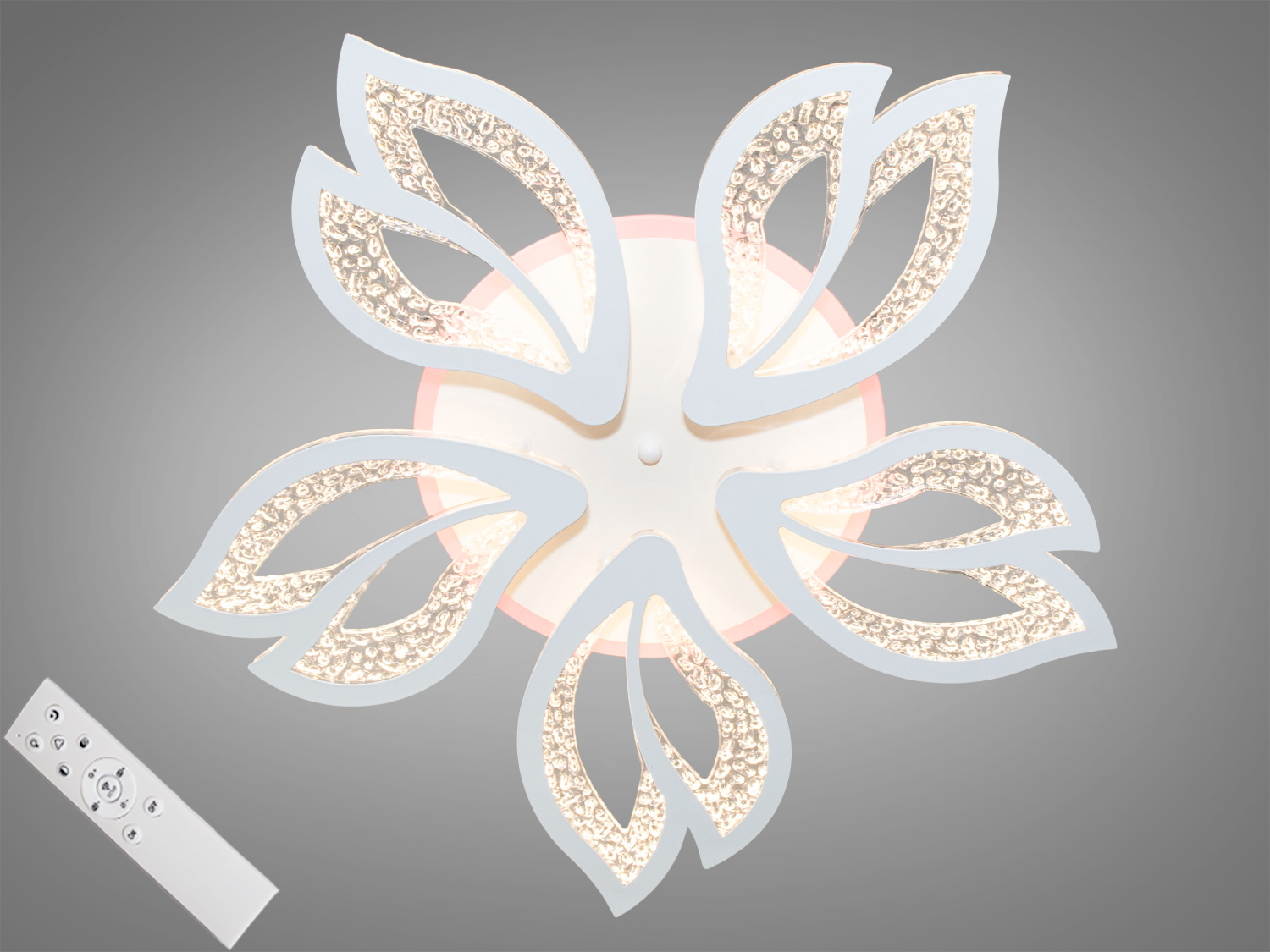 Сяюча витонченістю, ця стельова світлодіодна люстра з диммером є поезією світла, яка грає з простором та зорями небесної височини. Її листоподібні плафони з прозорого акрилу, вкраплені ніжними бульбашками, наче росинки на ранковому листі, розсіюють світло в танці відблисків і тіней на стелі. Це не просто люстра, це витвір мистецтва, що здатний розмовляти з душею приміщення, запрошувати мрії та уяву на бенкет світла.
Коли світло пронизує ці плафони, воно не просто освітлює кімнату &ndash; воно оживляє її, робить її частиною чогось більшого, неосяжного. Здатність люстри приглушувати світло до м'якого сяйва нічника створює ефект місячного світла, що пробивається крізь лісову галявину, заспокоюючи і водночас магічно зачаровуючи.
Диммер додає люстрі особливу магію, дозволяючи змінювати інтенсивність світла відповідно до настрою, немов маестро, що керує оркестром, створюючи симфонію світла, яка дарує радість, спокій та натхнення. Кожен режим освітлення &ndash; це новий акт у виставі дня: холодне світло на зорі продуктивності, тепле світло при заході сонця для вечері у колі сім'ї та нейтральне для безлічі повсякденних моментів.
Завдяки своєму стильному дизайну, люстра від ТМ &laquo;Діаша&raquo; ідеально вписується в сучасні інтер'єри, де кожен предмет підкреслює індивідуальність простору. Вона не потребує складного монтажу, але кожне включення цього освітлювального пристрою стане маленьким ритуалом, що відкриває нові горизонти естетичного сприйняття простору. Ця люстра &ndash; це не просто джерело світла, це канва для розпису емоцій і відчуттів, на якій малюється кожен новий день.
Люстра відноситься до серії QX