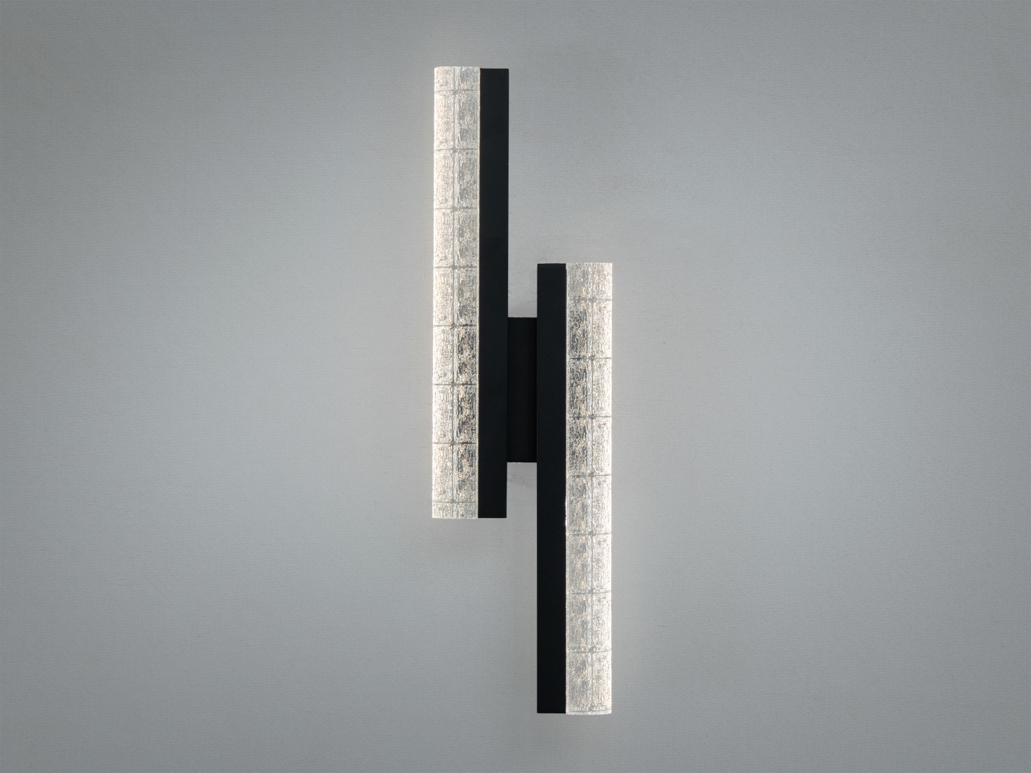 Настінний світильник з двома паралельними світловими акриловими елементами, чорний корпус, прозорі вставки, для сучасного інтер′єру.