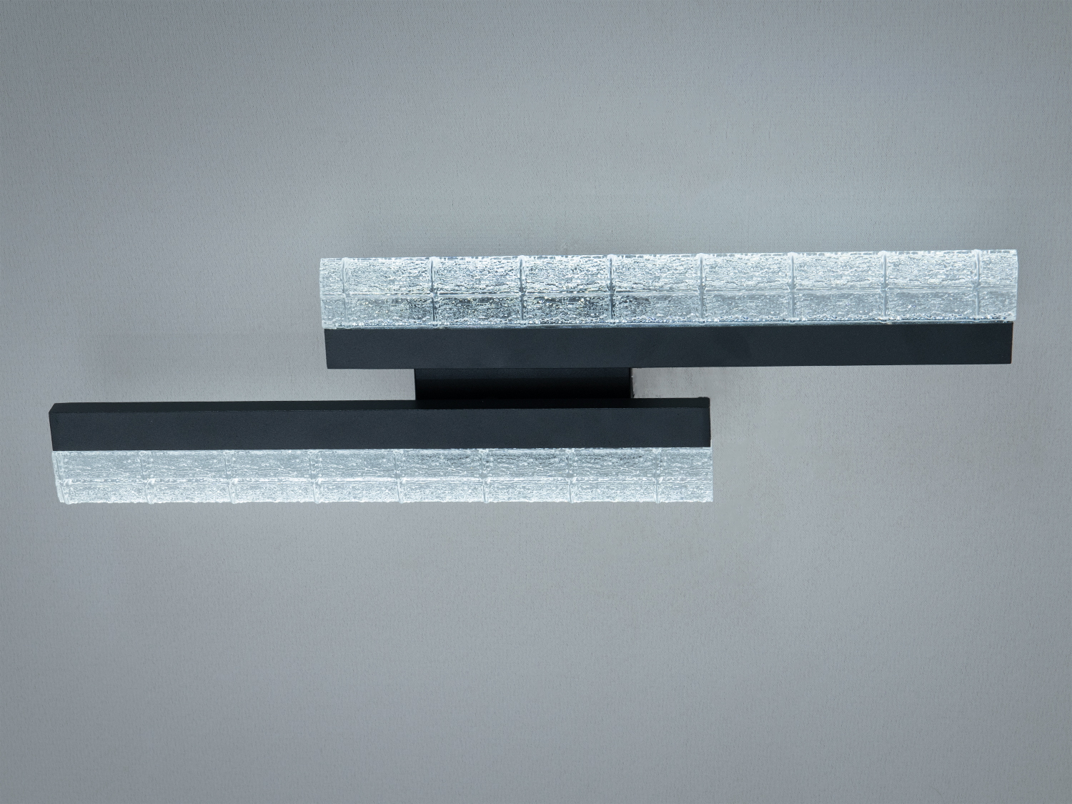 Настінний світильник з горизонтальним монтажем, чорний корпус, прозорі акрилові вставки, підходить для сучасного інтер′єру.