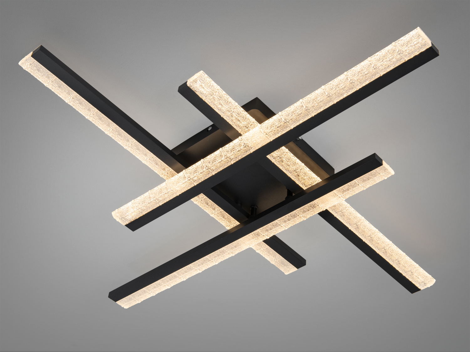 Стельовий світильник з чорними перехресними планками, що випромінюють тепле світло. Ідеально підходить для сучасного інтер′єру.