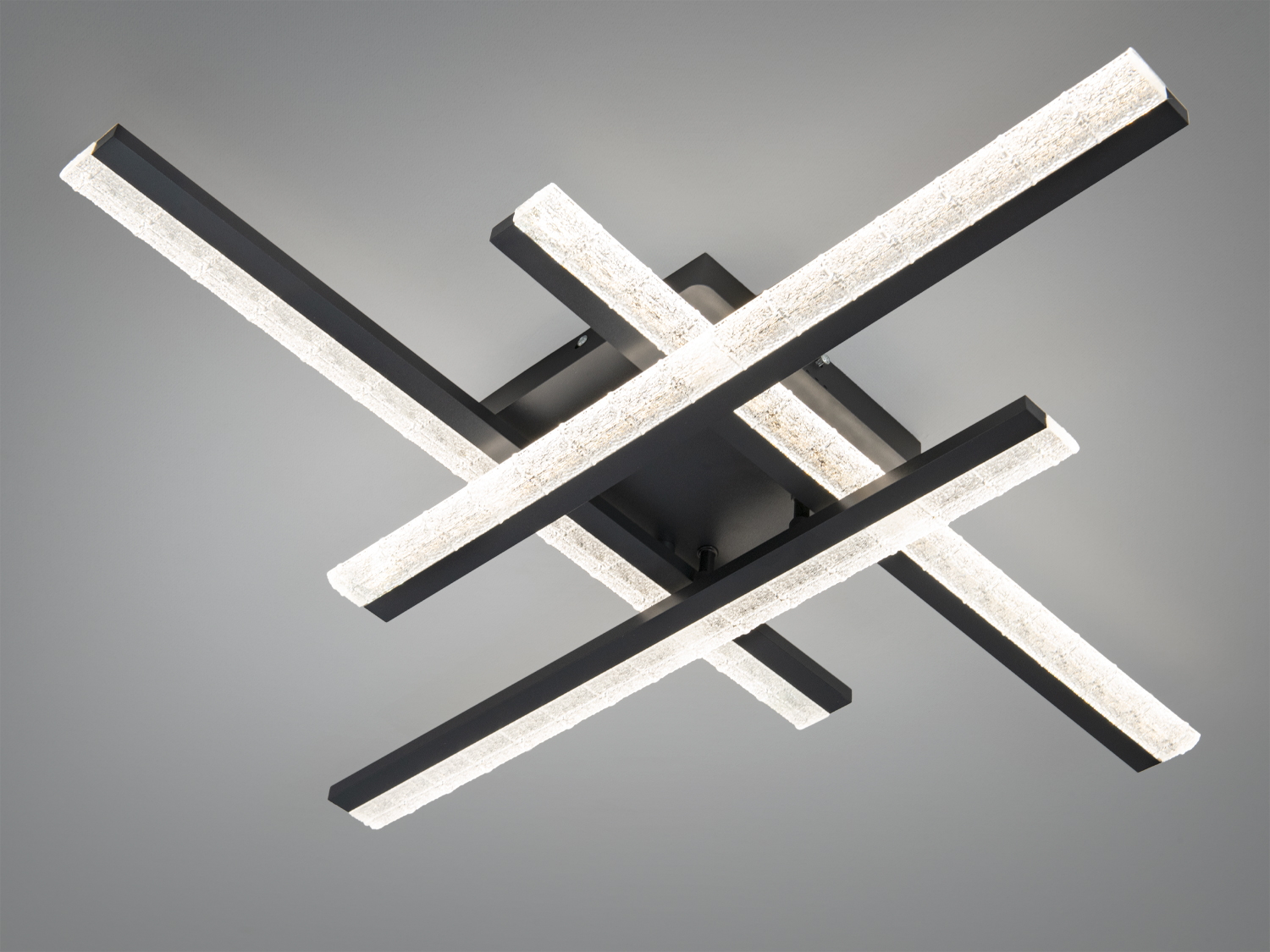 Стельовий світильник з чорними перехресними планками, що випромінюють нейтральне світло. Ідеально підходить для офісних приміщень.