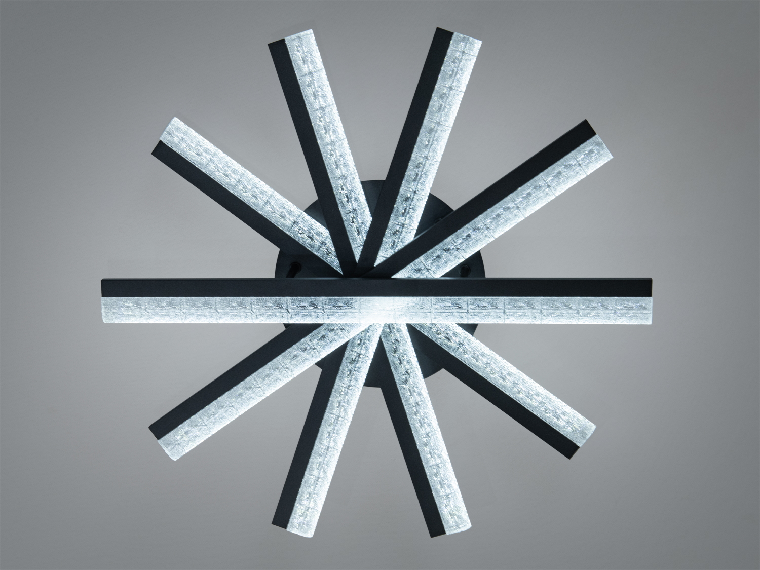 Стельовий світильник з геометричним дизайном, чорні промені з прозорими елементами. Ідеальний для мінімалістичних просторів.