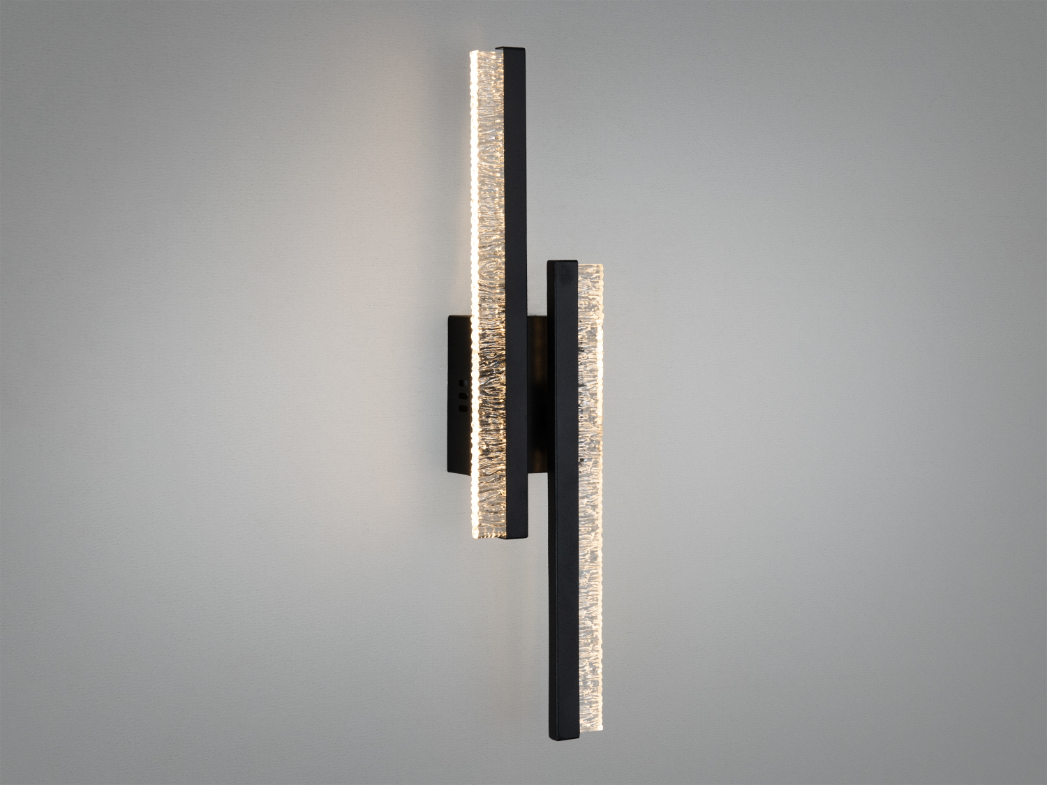 Настінний світильник з двома паралельними світловими смугами, чорний метал і акрил, підходить для акцентного освітлення.