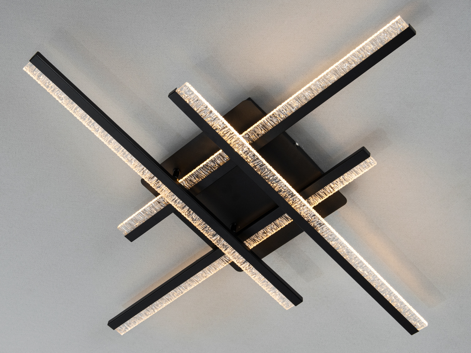 Стельовий світильник з перехресними чорними планками, що створюють сучасний стиль. Призначений для монтажу в інтер′єрі з мінімалістичним дизайном.