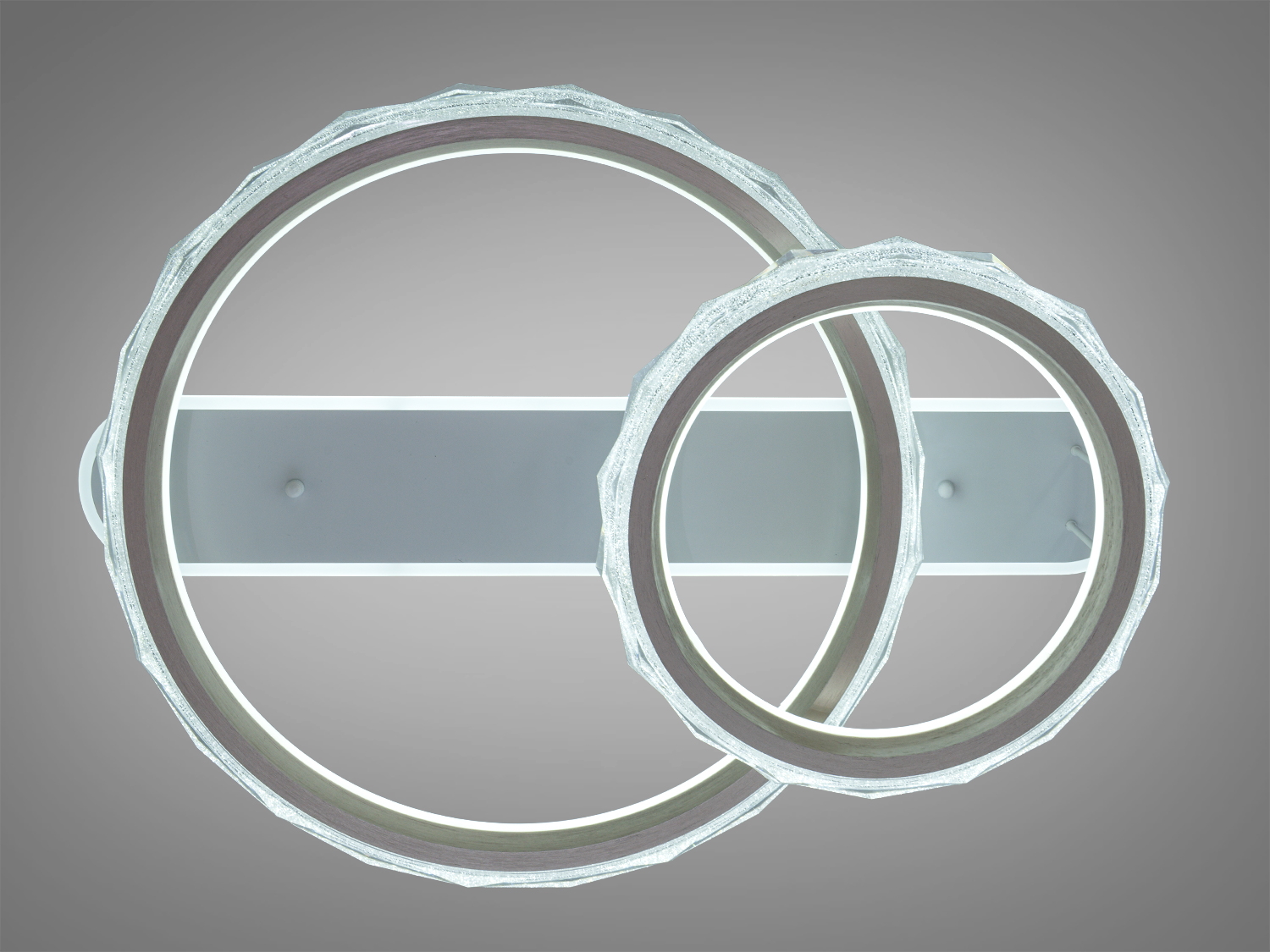 Стельовий світильник із двома акриловими кільцями, що випромінюють біле світло. Ідеальний для освітлення вітальні.